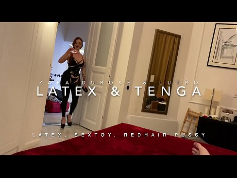 ❤️ Dada wa kambo mwenye kichwa chekundu akiwa amevalia vazi la latex alilobanwa na kaka wa kambo Ponografia ya mkundu